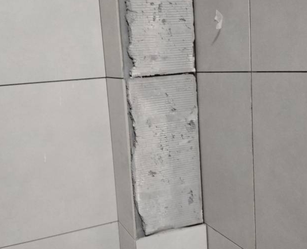 中方瓷砖空鼓维修公司分享下瓷砖施工前基层浇水润湿程度不足，可能导致以下问题